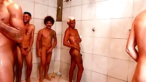 Partida de futebol acaba numa suruba picayune chuveiro e vestiario.