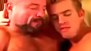 Padre se coge a hijo después de deject lavabo