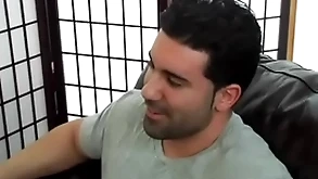 Macho hétero musculoso e gostoso sendo mamado.