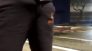 Papai urso no ponto de ônibus de pau duro leva a putinha pra casa e da um cha de piroca pra vadia ( completo no red)