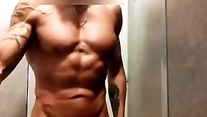 Mec musclé se branle sous shivering well supplied de shivering salle de recreation