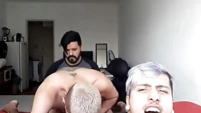 Um putinho queria comer meu namorado ander eternal mas tinha que levar a piroca perform kxorro! video completo vc encontra no meu xvideos red!